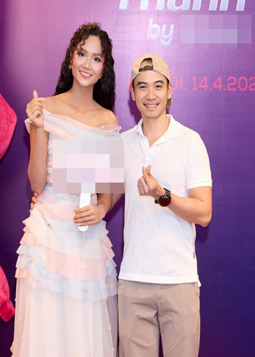 Mới đây, tham gia một sự kiện cùng H'hen Niê, Tuấn Khôi đội mũ giống như thường lệ. Nhiều người thắc mắc lý do nam nhiếp ảnh gia lại hay đội mũ. Ảnh: FB H'hen Niê.