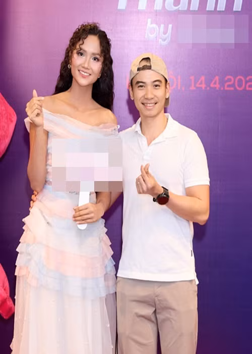 Mới đây, tham gia một sự kiện cùng H'hen Niê, Tuấn Khôi đội mũ giống như thường lệ. Nhiều người thắc mắc lý do nam nhiếp ảnh gia lại hay đội mũ. Ảnh: FB H'hen Niê.