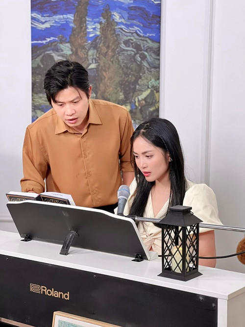 Duyên Quỳnh còn giảng dạy online các ca khúc như Anh Hai, Gia đình nhỏ hạnh phúc to, Mẹ ơi có biết...trong dự án Cùng con tập hát của Nguyễn Văn Chung. Ảnh: FB Duyên Quỳnh.