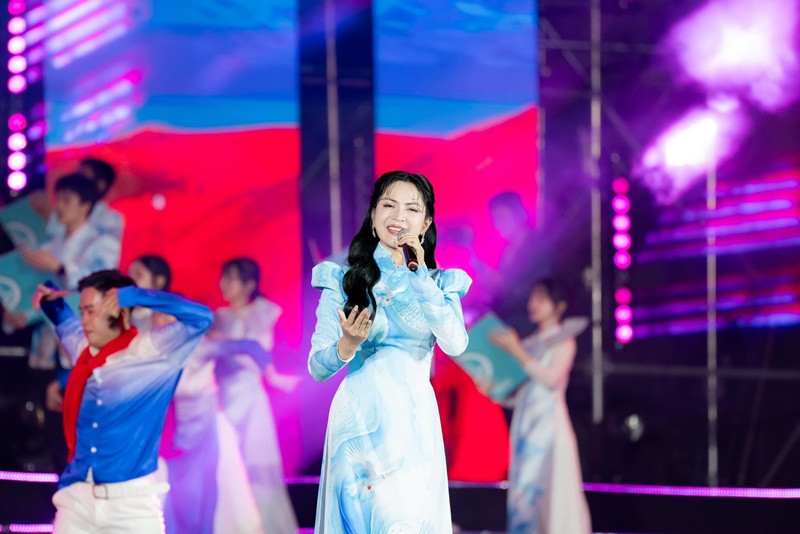 Khi Viết tiếp câu chuyện hòa bình gây sốt vào đại lễ 30/4, ca sĩ Duyên Quỳnh đắt show. Ảnh: FB Duyên Quỳnh.