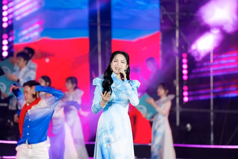 Khi Viết tiếp câu chuyện hòa bình gây sốt vào đại lễ 30/4, ca sĩ Duyên Quỳnh đắt show. Ảnh: FB Duyên Quỳnh.