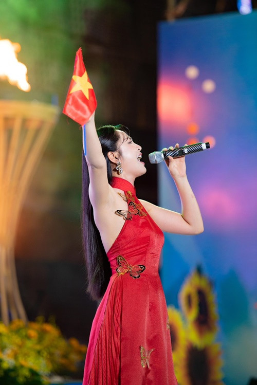 Theo Nguyễn Văn Chung, dù lịch làm việc dày đặc, Duyên Quỳnh vẫn hát bằng tất cả tâm huyết, giữ nguyên cảm xúc như lần đầu thể hiện. Ảnh: FB Duyên Quỳnh.