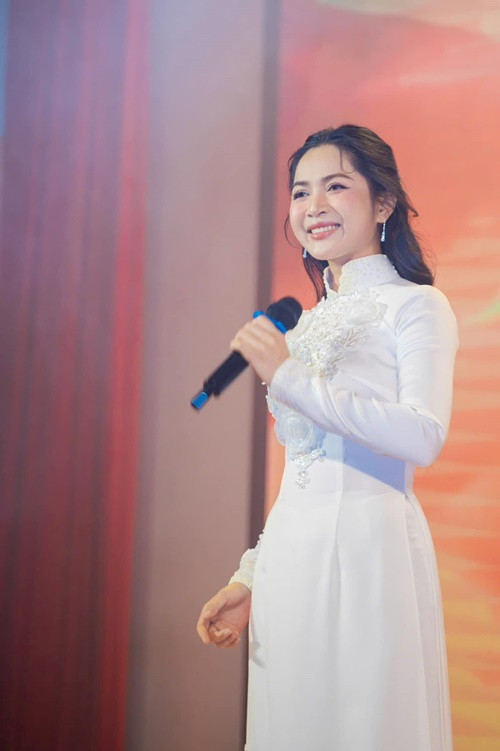 Nữ ca sĩ Viết tiếp câu chuyện hòa bình lận đận trong đường tình duyên. Ảnh: FB Duyên Quỳnh.