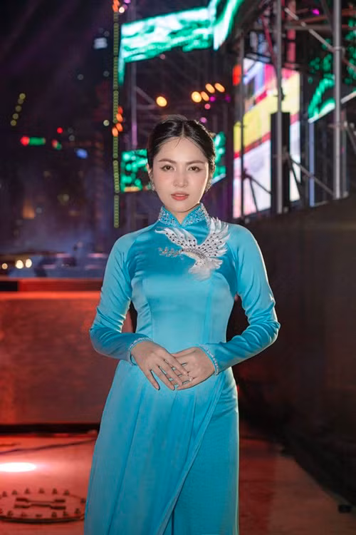 "Tôi không kén chọn nhưng không hiểu vì sao đường tình duyên mãi lận đận hoặc chưa gặp đúng người. Tôi muốn tìm được một bến đỗ nhưng họ không yêu tôi thật lòng, chỉ xem tôi như nơi chốn đi về", Duyên Quỳnh chia sẻ trên VTV. Ảnh: FB Duyên Quỳnh.