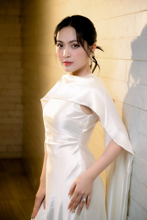 Duyên Quỳnh tốt nghiệp cử nhân thanh nhạc dòng nhạc opera tại Nhạc viện TP HCM, đăng quang cuộc thi Người kể chuyện tình 2019. Ảnh: FB Duyên Quỳnh.