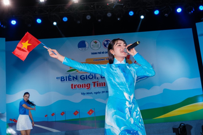 Duyên Quỳnh kiên trì giới thiệu bài hát Viết tiếp câu chuyện hòa bình đến từng người quen, biểu diễn ở những sân khấu nhỏ, sân khấu cộng đồng, thậm chí hát không cát-sê chỉ để ca khúc được vang lên nhiều hơn. Ảnh: FB Duyên Quỳnh.