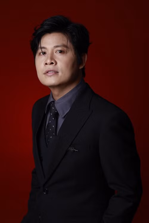 Mãi sau này, khi tình cờ nghe lại bản tin chiến thắng ngày 30/4/1975 do NSƯT Kim Cúc đọc, tác giả Viết tiếp câu chuyện hòa bình mới nhận ra sự trùng hợp kỳ lạ: cụm từ "phấp phới tung bay" chính là hình ảnh lịch sử thiêng liêng gắn với khoảnh khắc đại thắng. "Tôi nổi hết da gà vì mình đã dùng đúng 4 chữ đó một cách vô thức, trước giờ tôi chưa hề để ý đến điểm chi tiết về dòng tin chiến thắng. Tôi tin đó là sự kỳ diệu", Nguyễn Văn Chung bày tỏ. Ảnh: FB Nguyễn Văn Chung.