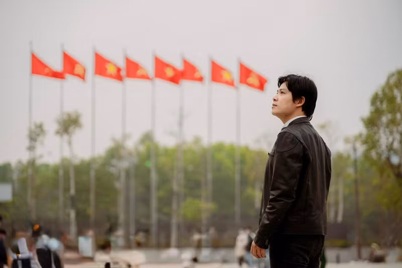 Nguyễn Văn Chung chia sẻ trên trang cá nhân, Viết tiếp câu chuyện hòa bình sẽ được biểu diễn chính thức trong đại lễ 30/4. “Bài hát sẽ được dàn dựng mới lạ hoành tráng và được thể hiện bởi 2 giọng ca đầy nội lực Đông Hùng và Võ Hạ Trâm. Còn Nguyễn Duyên Quỳnh hôm đó cũng sẽ có những nhiệm vụ khác: hát bài đó động viên anh em chiến sĩ trước giờ nghi lễ, hát tại sân khấu chính của Dinh Độc Lập, sân khấu Bến Bạch Đằng và sân khấu Phố đi bộ trước giờ bắn pháo hoa", anh cho biết. Ảnh: FB Nguyễn Văn Chung.