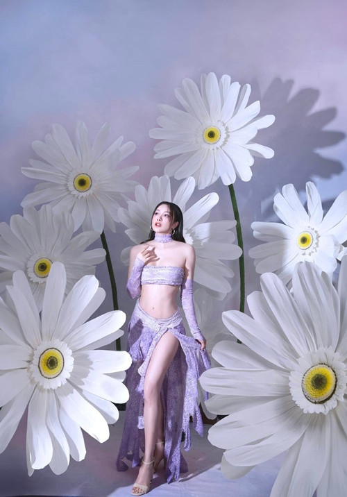 " Tôi không thể đi giải thích về bản thân với tất cả nhưng gợi cảm không có nghĩa là dễ dãi. Bên trong tôi vẫn là một cô gái Á Đông truyền thống", Dân Việt dẫn lời Yaya Trương Nhi.