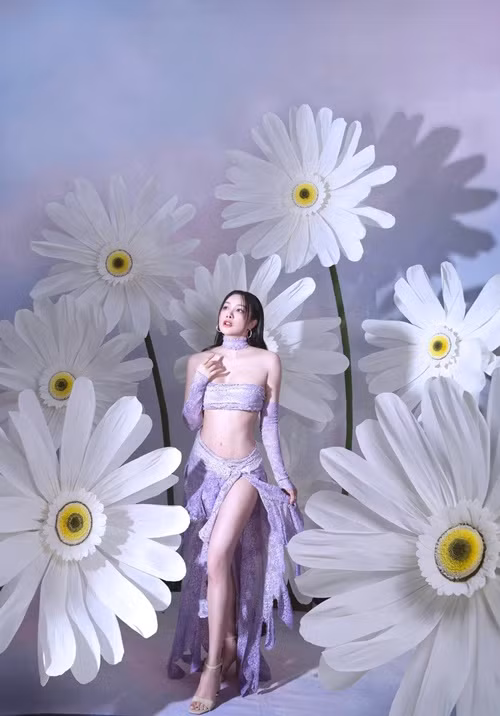 " Tôi không thể đi giải thích về bản thân với tất cả nhưng gợi cảm không có nghĩa là dễ dãi. Bên trong tôi vẫn là một cô gái Á Đông truyền thống", Dân Việt dẫn lời Yaya Trương Nhi.