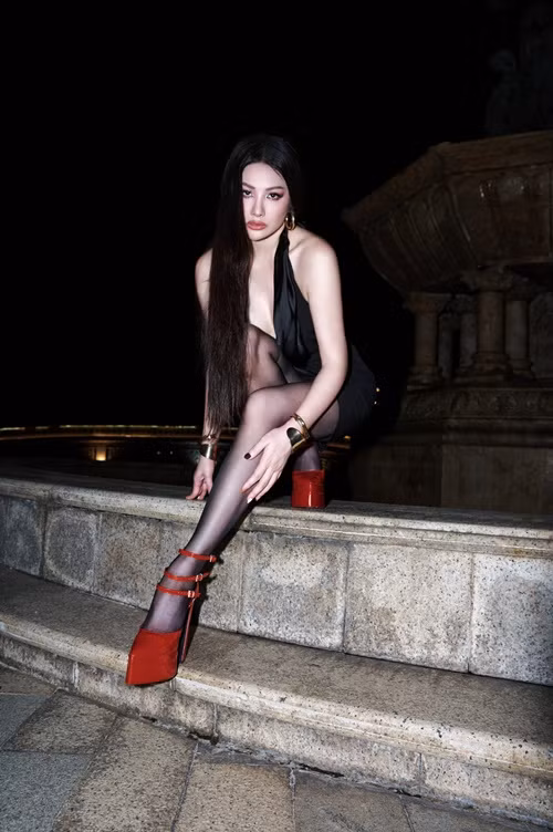 Yaya Trương Nhi khoe khéo nhan sắc quyến rũ, căng tràn với trang phục cắt xẻ.