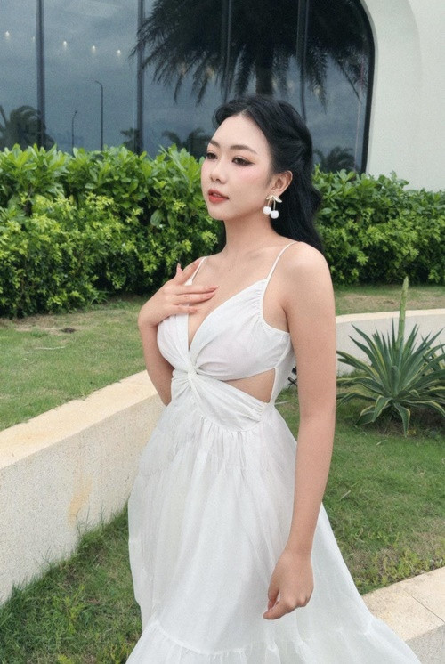 Cô vào top 15 Hoa khôi Đại học Huế năm 2020.