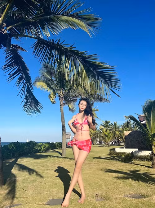 Người đẹp đến từ Huế chia sẻ trên Tiền Phong, khi còn học cấp ba, cô được gọi là “Ánh khủng long” vì cao nổi bật.