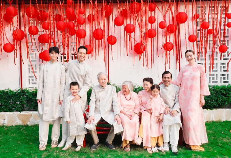 Chia sẻ trên VOV, ca sĩ Hồ Ngọc Hà cho biết, gia đình là chỗ dựa khi cô làm việc. “Với tôi, sự cân bằng chính là việc cả gia đình cùng đồng hành. Nhà của Hà có một thói quen là đi đâu cũng đi cùng nhau, ăn gì cũng ăn cùng nhau thì mới thấy vui. Đợt này các con được nghỉ lễ nên cả nhà tranh thủ kéo nhau ra đây luôn. Tôi ở lại làm việc, còn mọi người thì nghỉ ngơi – như một cách để hỗ trợ và tiếp thêm tinh thần cho nhau”, cô chia sẻ. Ảnh: FB Hồ Ngọc Hà.