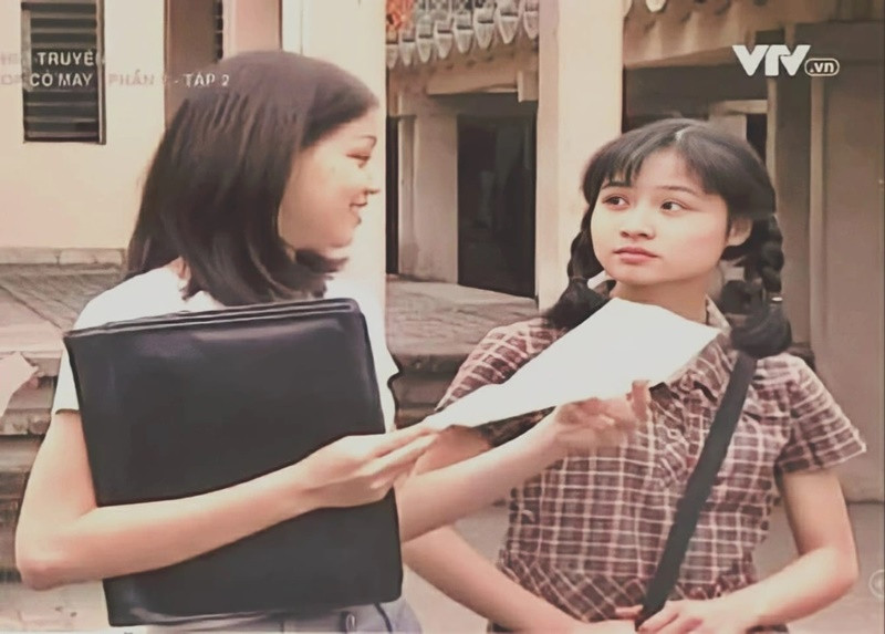 Trong Hoa cỏ may, Vi Cầm đảm nhận vai Na - cô gái hiền lành, xinh đẹp được nhiều chàng trai theo đuổi. Sau Hoa cỏ may, Vi Cầm tham gia nhiều bộ phim như Đất và người, Chuyện phố phường, Phóng viên thử việc, Nhà có nhiều cửa sổ, Hai phía chân trời. Ảnh: VTV.