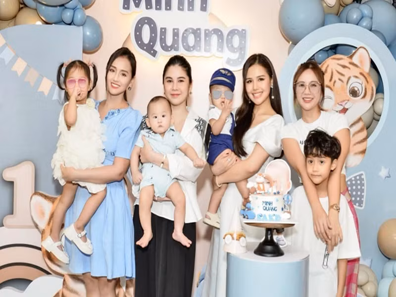 Thu Hoài (thứ hai bên trái) và Phanh Lee (thứ hai bên phải) thi thoảng mới tụ tập với các thành viên trong nhóm vì bận con nhỏ. Ảnh: FB Lã Thanh Huyền.