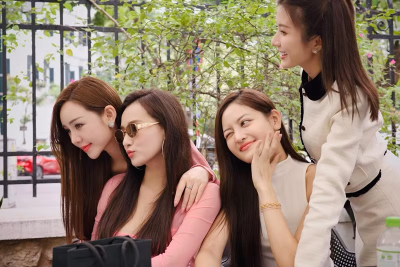 Thuỳ Anh (thứ hai bên phải) và Ngọc Huyền "nhập hội" cách đây ít năm. Ảnh: FB Lã Thanh Huyền.