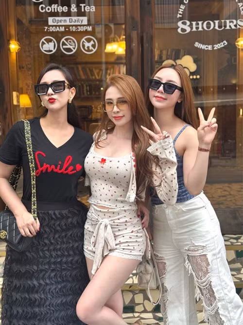 Nhóm của Lã Thanh Huyền - Quỳnh Nga - Quỳnh Kool giữ được tình bạn đẹp. Ảnh: FB Quỳnh Nga.