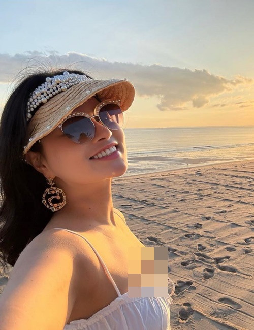 Bà mẹ hai con đăng tải nhiều hình ảnh quyến rũ trong các chuyến nghỉ dưỡng ở biển.