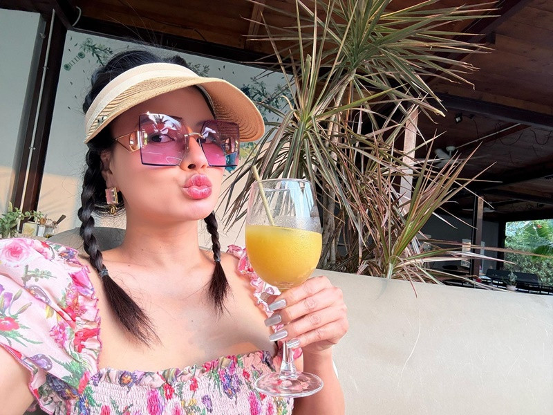 Sau một thời gian dài ly hôn, nữ người mẫu buông bỏ được mọi cảm xúc nặng nề để bước tiếp, dành tình yêu thương, chăm sóc trọn vẹn cho hai cô con gái.