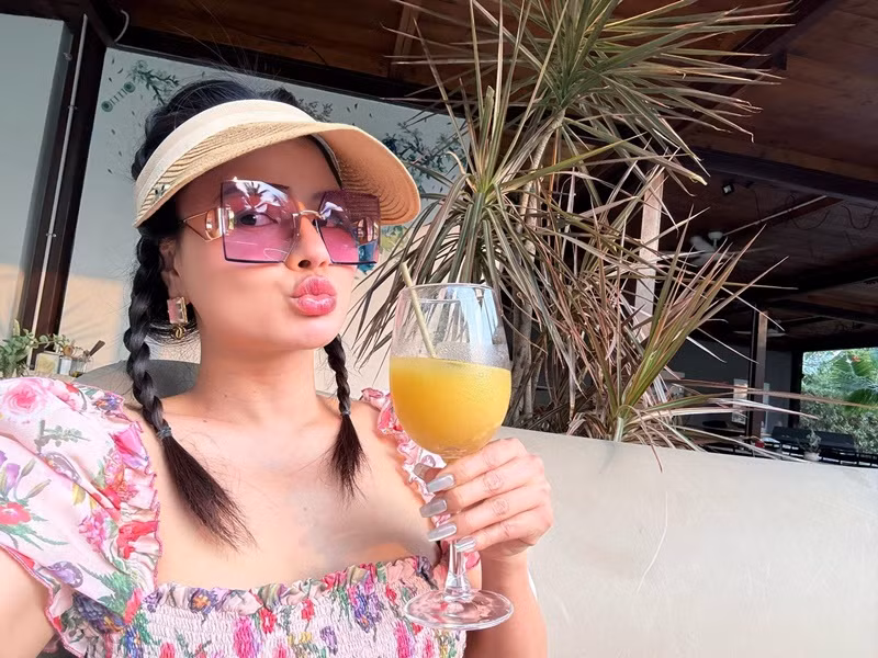 Sau một thời gian dài ly hôn, nữ người mẫu buông bỏ được mọi cảm xúc nặng nề để bước tiếp, dành tình yêu thương, chăm sóc trọn vẹn cho hai cô con gái.