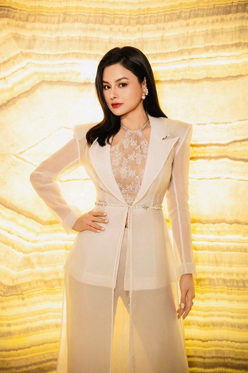 Bà mẹ hai con khoe nhan sắc mặn mà khiến người đối diện khó rời mắt.