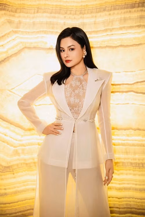 Bà mẹ hai con khoe nhan sắc mặn mà khiến người đối diện khó rời mắt.