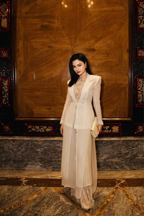  Siêu mẫu Vũ Thu Phương diện trang phục xuyên thấu khi tham gia một sự kiện.