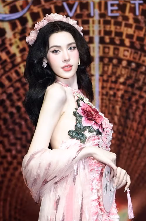 Cô sẽ trao vương miện cho người kế nhiệm trong chung kết Hoa hậu Chuyển giới Việt Nam dự kiến diễn ra vào tháng 5.