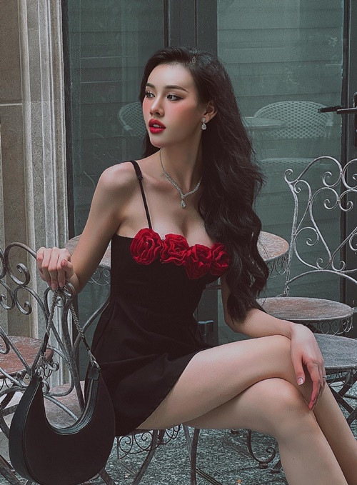 Dịu Thảo xuất thân nghèo khó. Cô chia sẻ trên Người Lao Động, cô từng phải làm nhiều công việc để kiếm sống, như phục vụ, công nhân, kinh doanh mỹ phẩm.