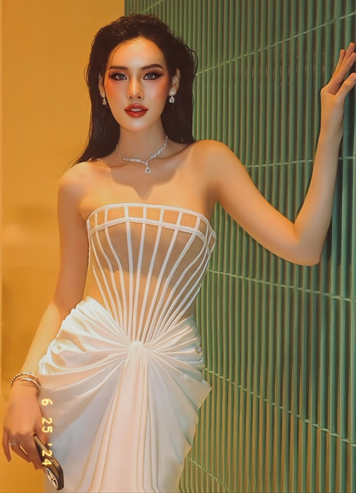 Dịu Thảo ngày càng gợi cảm, sắc sảo.