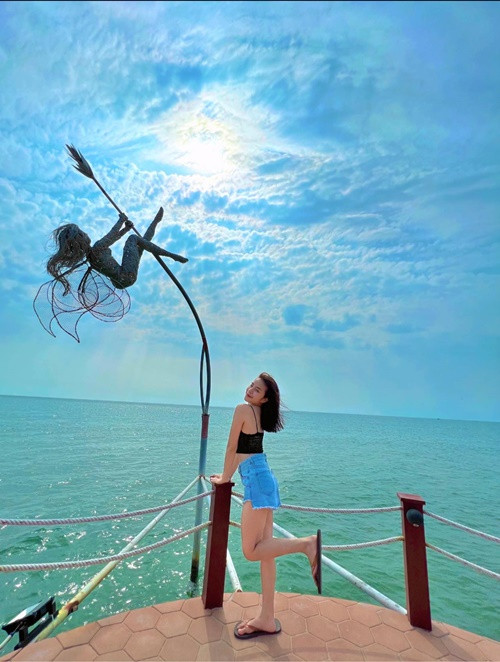 Nữ diễn viên Làng trong phố biết cách ăn mặc để tôn lên vẻ đẹp hình thể. Ảnh: FB Trần Vân.