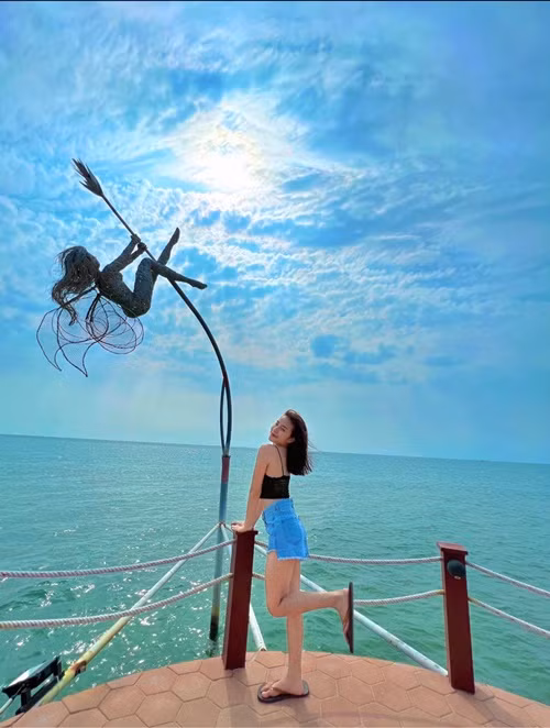 Nữ diễn viên Làng trong phố biết cách ăn mặc để tôn lên vẻ đẹp hình thể. Ảnh: FB Trần Vân.