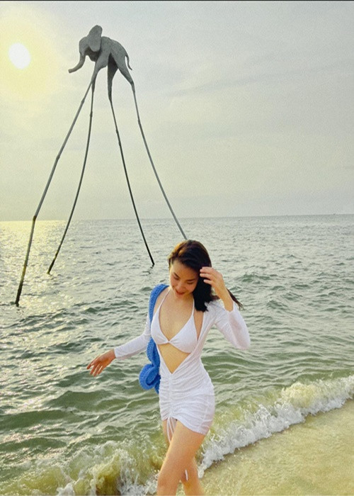 Nữ diễn viên phim Nhà trọ Balanha chuộng váy áo gợi cảm trong các chuyến du lịch. Ảnh: FB Trần Vân.