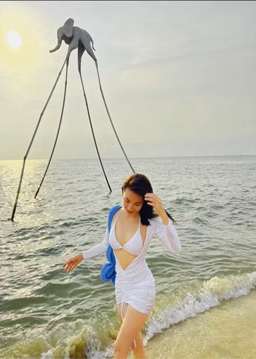 Nữ diễn viên phim Nhà trọ Balanha chuộng váy áo gợi cảm trong các chuyến du lịch. Ảnh: FB Trần Vân.