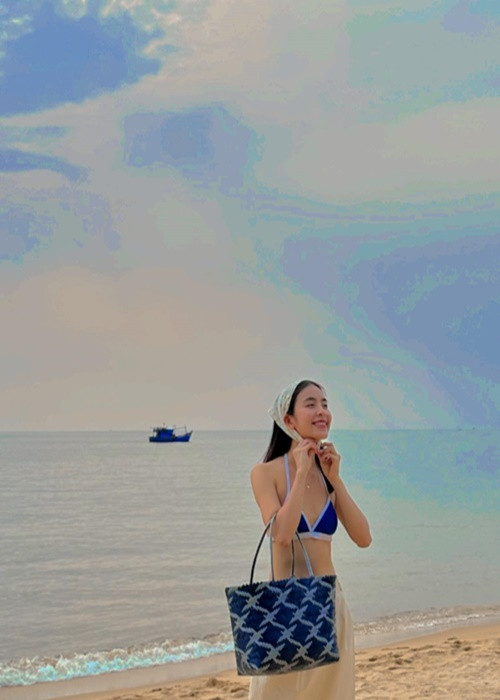 Trong chuyến đi biển, diễn viên Trần Vân diện áo tắm khoe vóc dáng gợi cảm. Ảnh: FB Trần Vân.