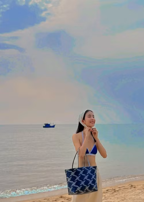 Trong chuyến đi biển, diễn viên Trần Vân diện áo tắm khoe vóc dáng gợi cảm. Ảnh: FB Trần Vân.