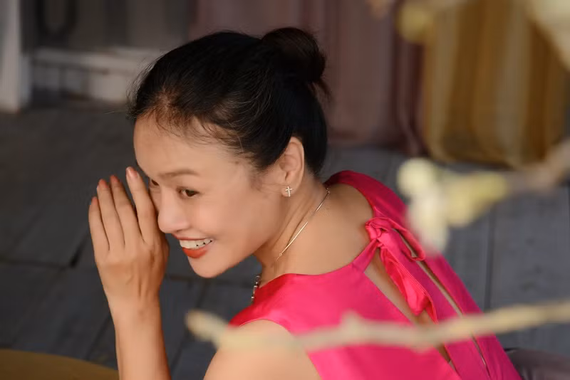 Tuổi U60, vợ Bùi Thạc Chuyên sở hữu nhan sắc mặn mà, quyến rũ.