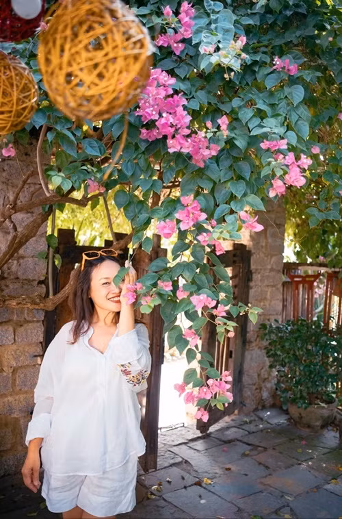 Vợ Bùi Thạc Chuyên khéo chọn trang phục để hack tuổi.