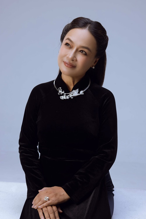 Nghệ sĩ Tú Oanh chia sẻ trong cuộc phỏng vấn với Tiền Phong, cô không phẫu thuật thẩm mỹ vì sợ đau.