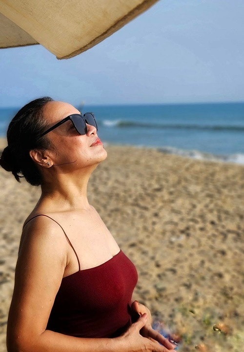 Nữ diễn viên sinh năm 1968 khoe vẻ gợi cảm trong một chuyến đi biển.