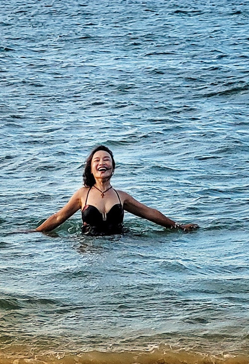 Chỉ vài lần, nghệ sĩ Tú Oanh đăng ảnh mặc áo tắm.