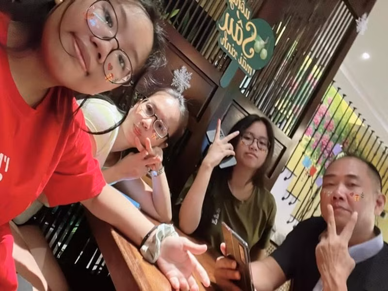 Cẩm Ly được người thân hết lòng chăm sóc sau khi phẫu thuật ở Mỹ. “Người thì bóp chân bóp tay, người thì nấu nước, người thì gội đầu cho tôi. Tất cả đều vây quanh tôi”, cô nói. Ảnh: FB Cẩm Ly.