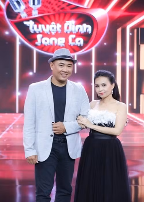 Nhạc sĩ Minh Vy gây chú ý khi chia sẻ: "Bà xã bệnh, tôi nói: Chừng nào bà xã tôi về tới nhà khỏe, tôi cạo đầu". Sau khi cạo đầu, chồng của Cẩm Ly phải đội mũ che đầu trong lúc quay chương trình. Ảnh: FB Cẩm Ly.