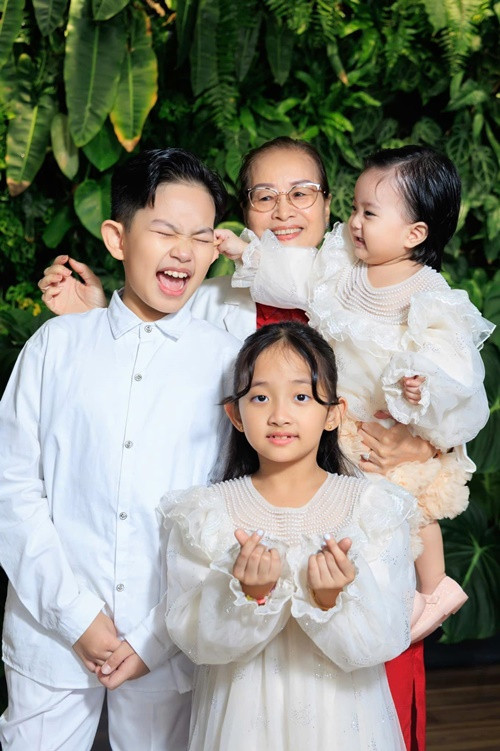 Kubi và Anna - hai nhóc tì nhà Khánh Thi đều cưng chiều bé Lisa.