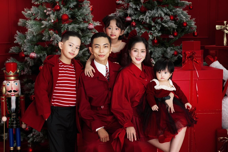 Vợ chồng Khánh Thi cùng các con diện trang phục tông đỏ chụp ảnh đón Giáng sinh 2024.
