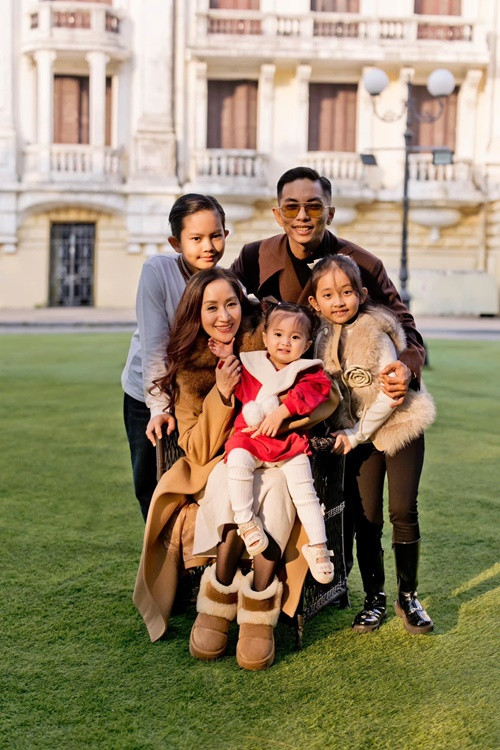 Cách biệt 11 tuổi, hôn nhân giữa Khánh Thi và Phan Hiển vẫn hạnh phúc.