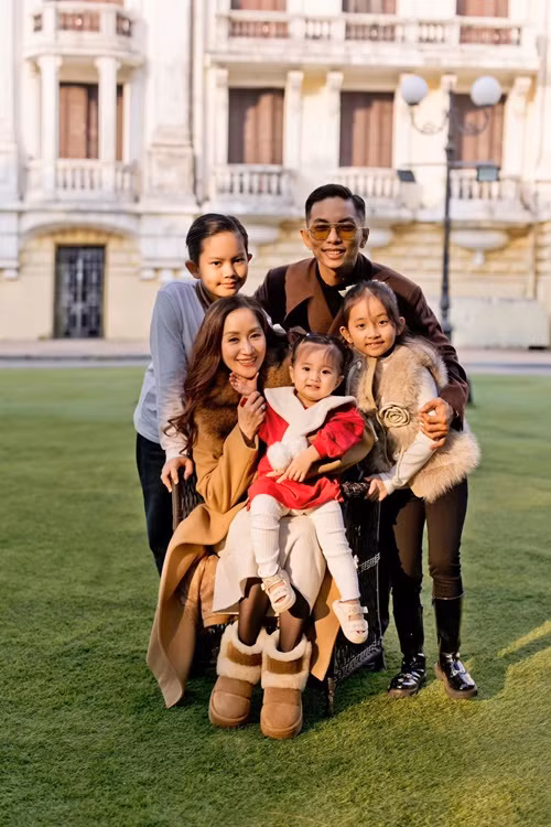 Cách biệt 11 tuổi, hôn nhân giữa Khánh Thi và Phan Hiển vẫn hạnh phúc.