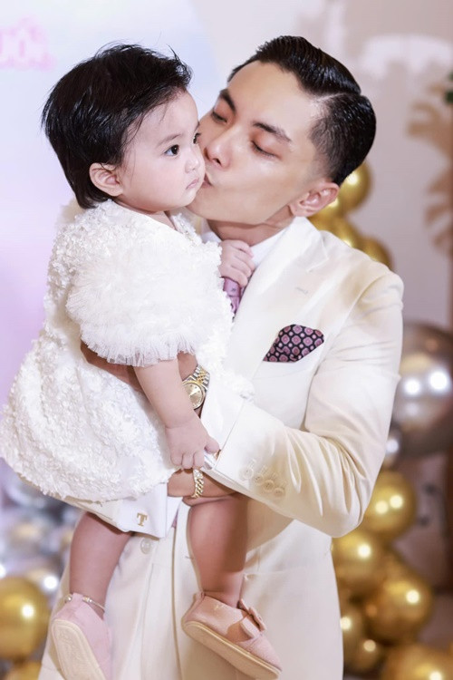 Phan Hiển chia sẻ, bé Lisa thừa hưởng nhiều nét đẹp của Khánh Thi. Anh còn hài hước tự nhận anh và con gái "nhan sắc một trời một vực".