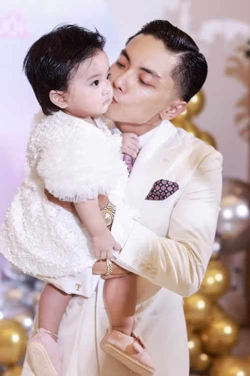 Phan Hiển chia sẻ, bé Lisa thừa hưởng nhiều nét đẹp của Khánh Thi. Anh còn hài hước tự nhận anh và con gái "nhan sắc một trời một vực".